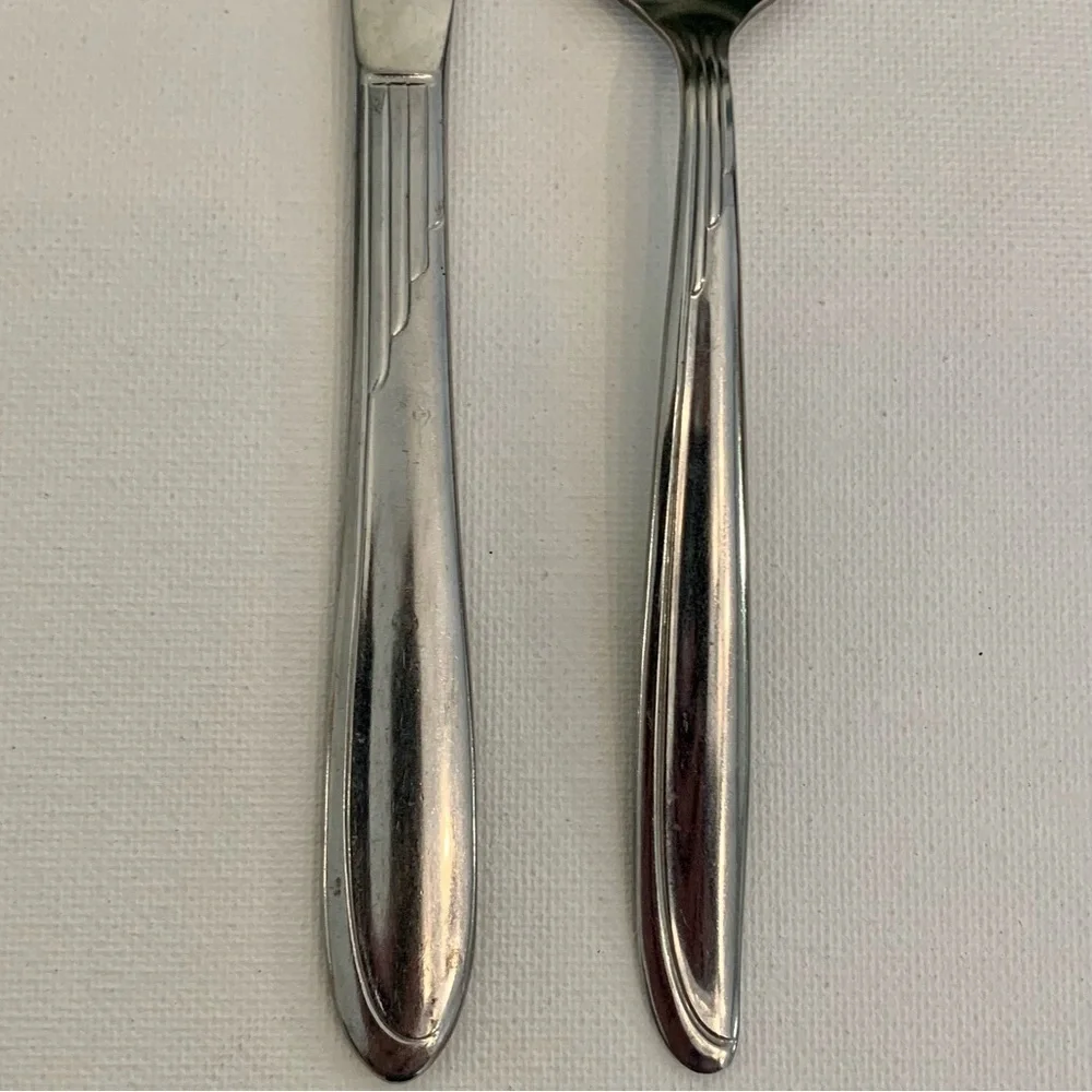 2 Vintage Oneida Early Sand Dune Stainless Groove Down Side Dinner Knife Spoon